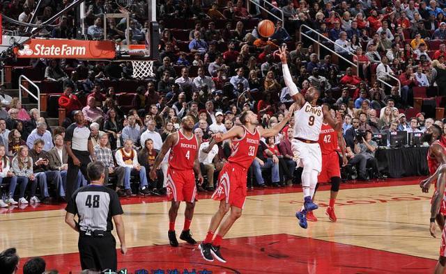 一位年轻且 一位年轻且