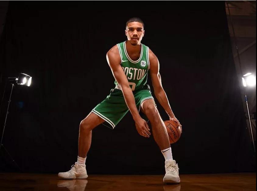 他的面貌更 他的面貌更