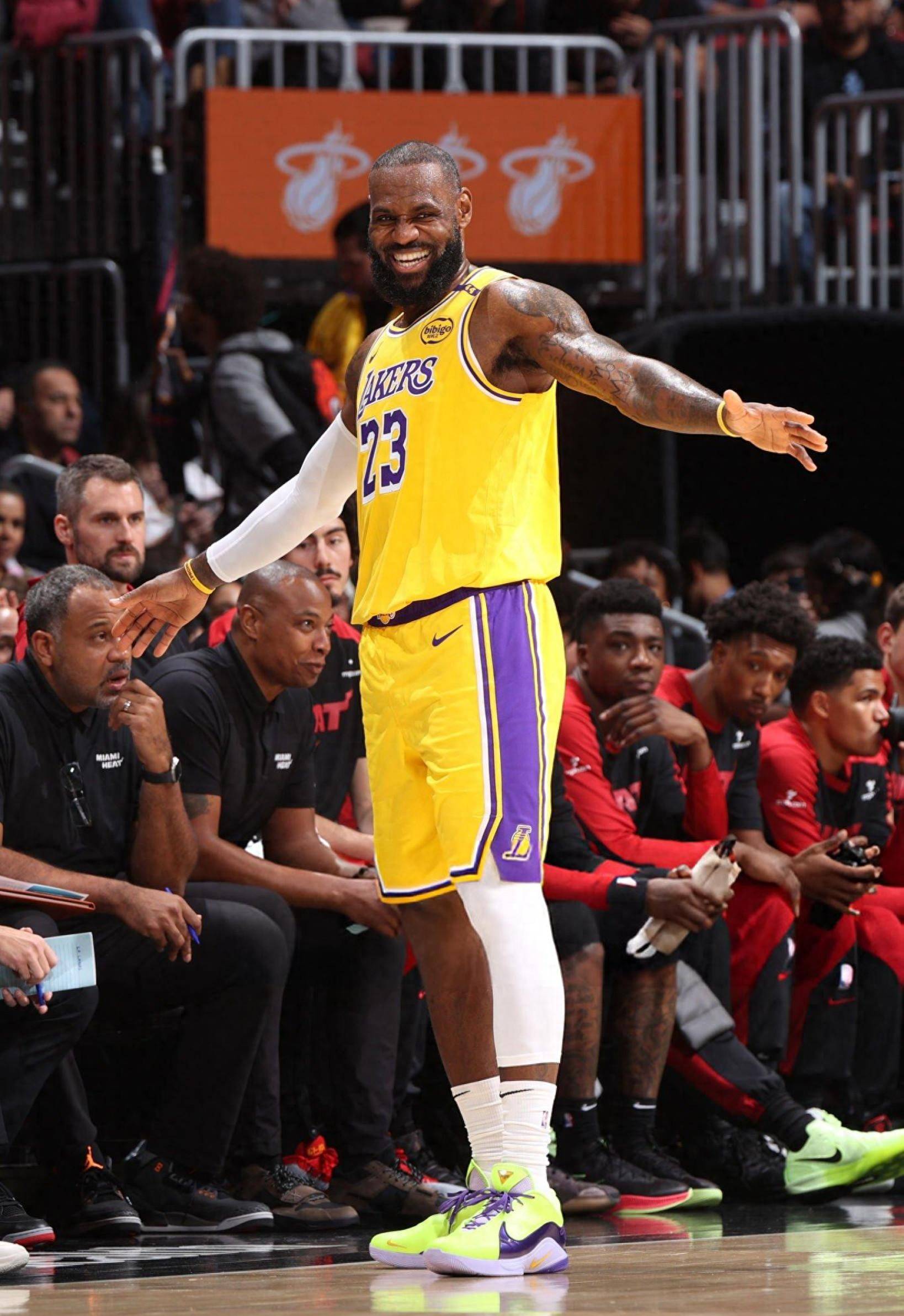 与夹击中仍 与夹击中仍